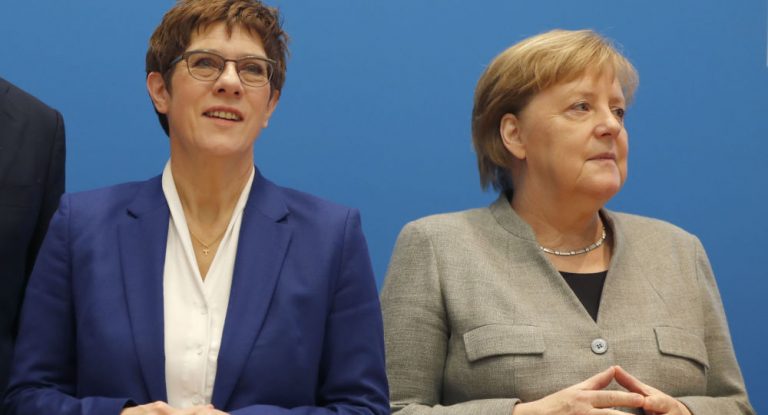 Merkel bedauert Kramp-Karrenbauers geplanten Rückzug