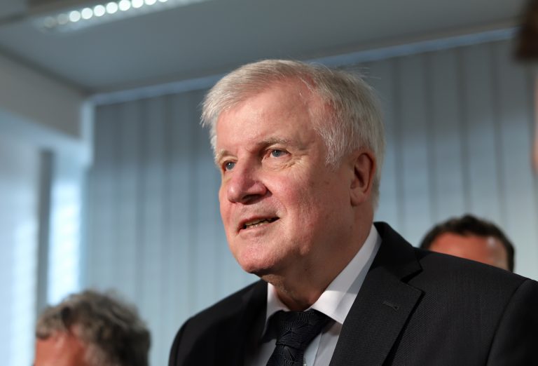 Seehofer ordnet Einreiseverbot für Saisonarbeiter und Erntehelfer an