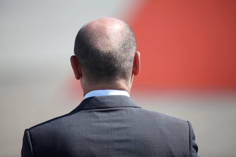 Olaf Scholz schneidet sich in Coronakrise selbst die Haare