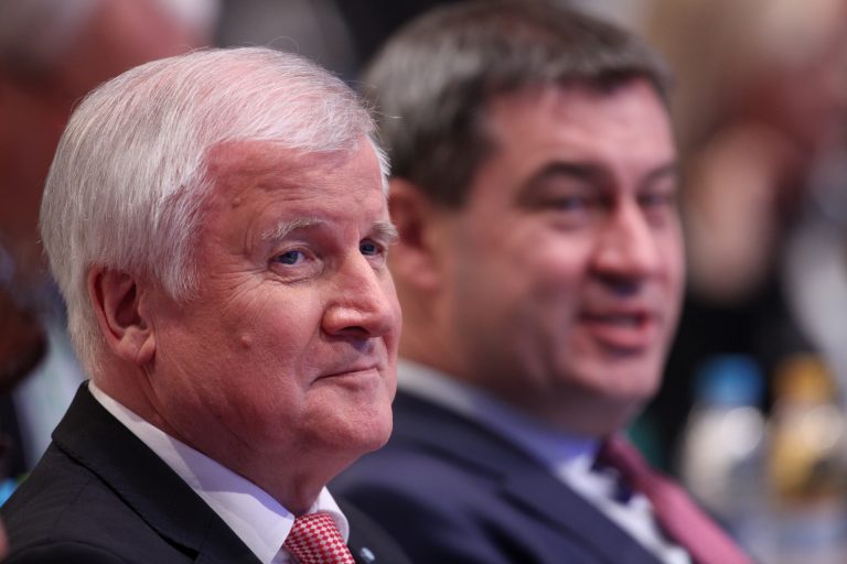 Seehofer lobt Söder und Merkel