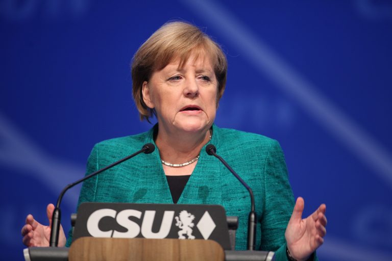 Bayerns Ministerpräsident verteidigt Merkel und mahnt andere Länder