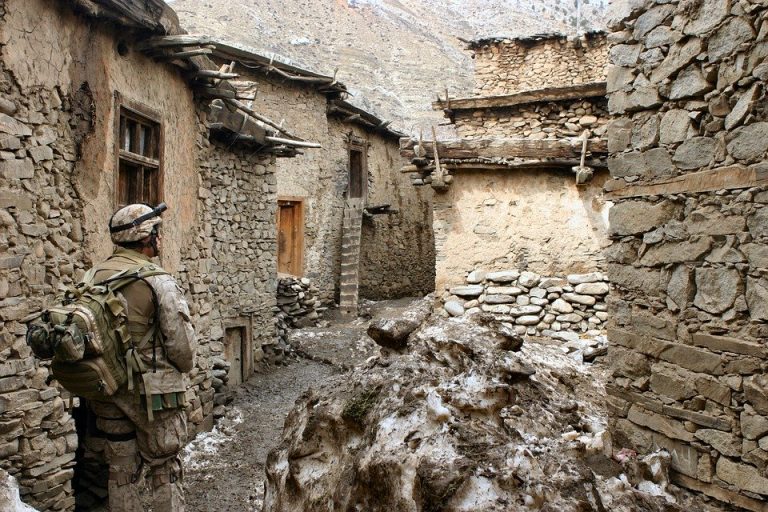 Geflüchteter IS-Kämpfer berichtet über Zusammenarbeit von US-Soldaten mit Terroristen