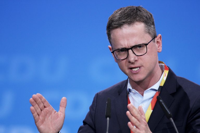 Führende Unionspolitiker fordern Corona-Strategiewechsel