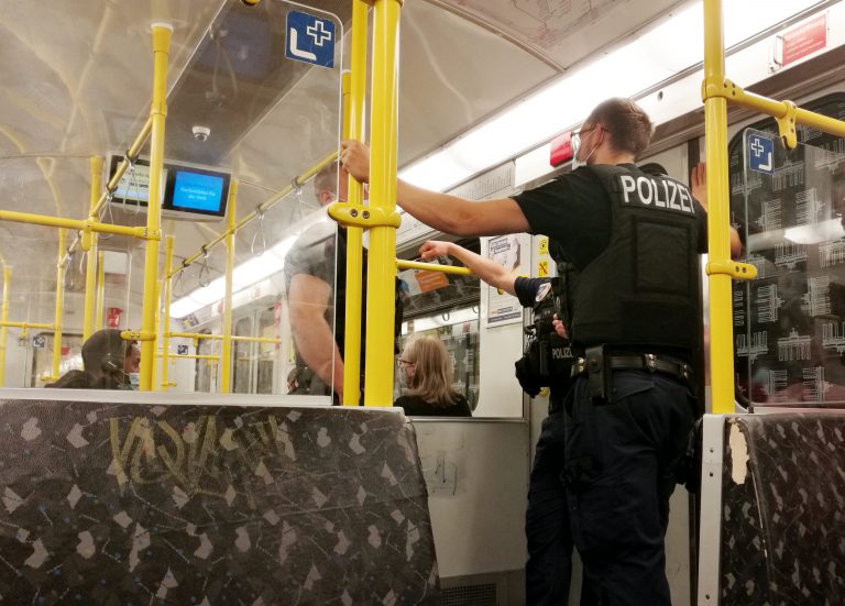 Berlins Regierender will Corona-Maßnahmen vorerst beibehalten