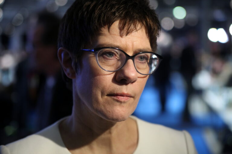 AKK bekräftigt Evakuierung afghanischer Bundeswehr-Helfer