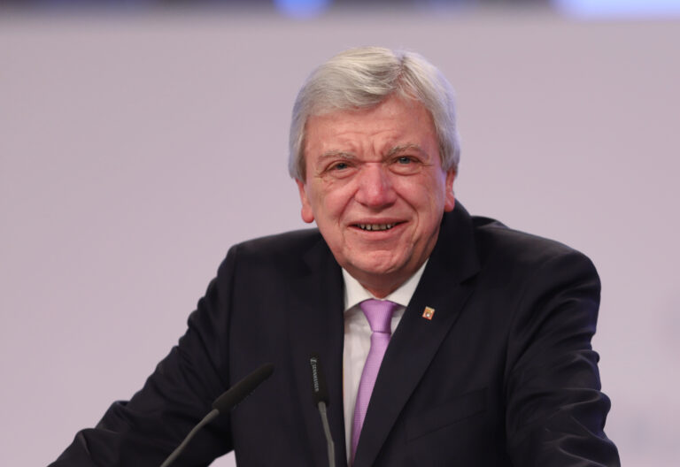 Bouffier für Ausgangssperren in Corona-Hotspots