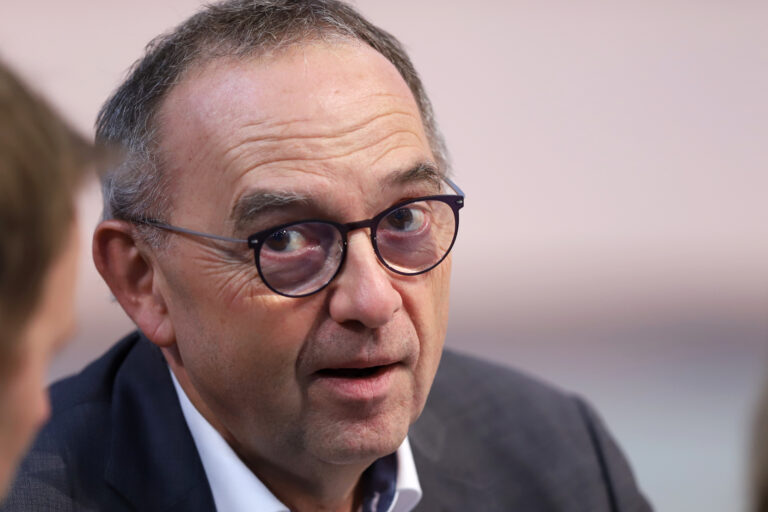SPD-Chef Walter-Borjans fordert Wirtschaftssanktionen gegen Belarus
