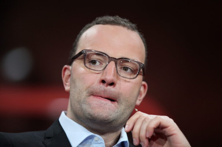 Spahn wirbt um Vertrauen für Corona-Impfstoff von AstraZeneca