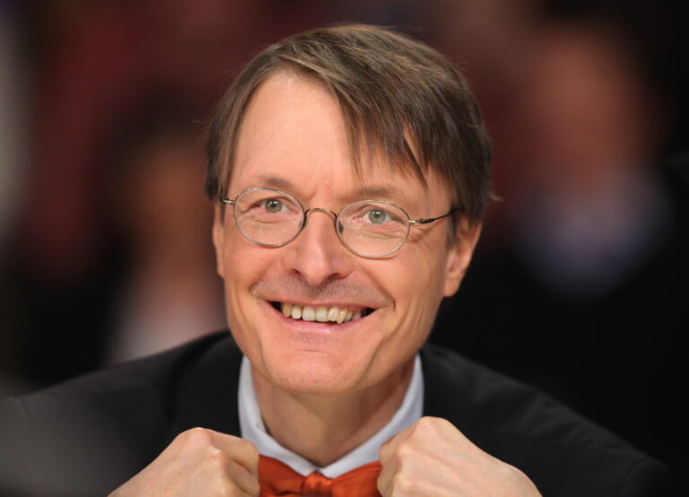 Lauterbach für Änderung der deutschen Corona-Impfstrategie