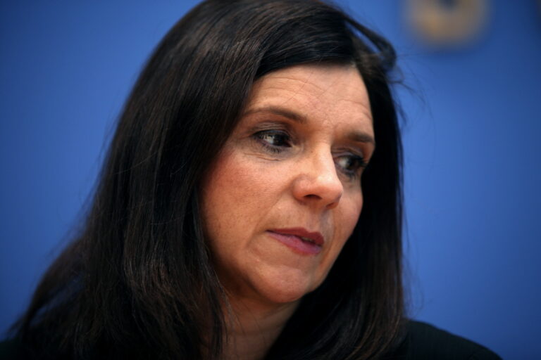 Göring-Eckardt fordert neuen Wellenbrecher-Plan von Regierung