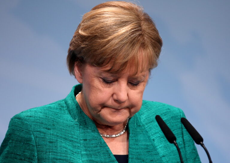 Merkel entschuldigt sich für „Osterruhe“