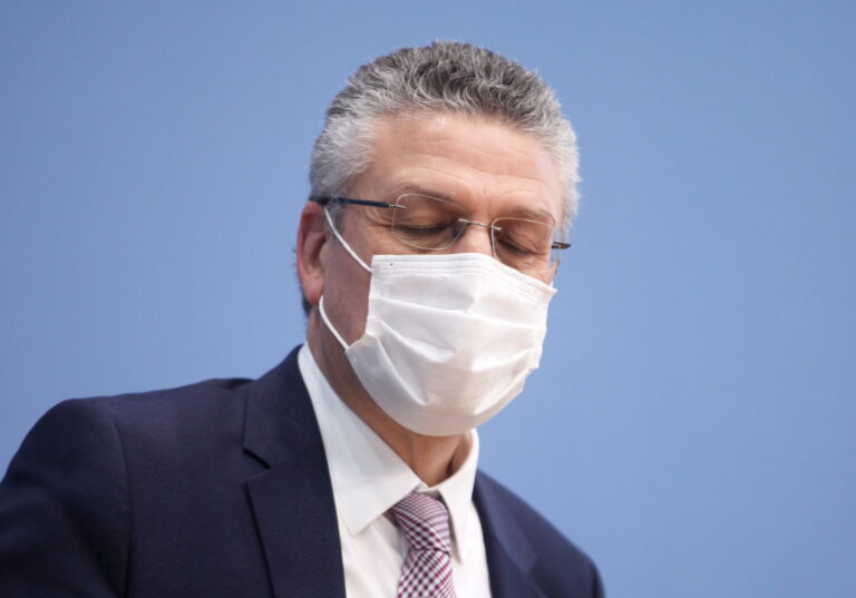 RKI fordert Maskentragen mindestens bis Herbst