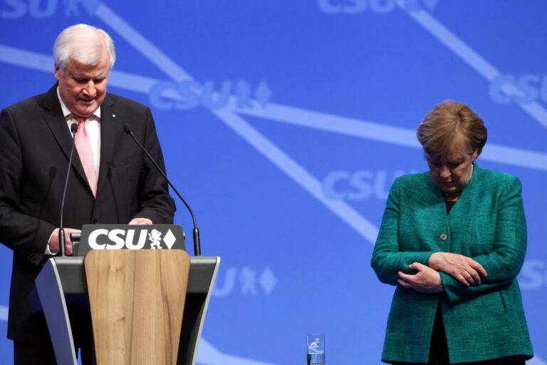 Seehofer bereut Streit mit Merkel in Flüchtlingskrise nicht
