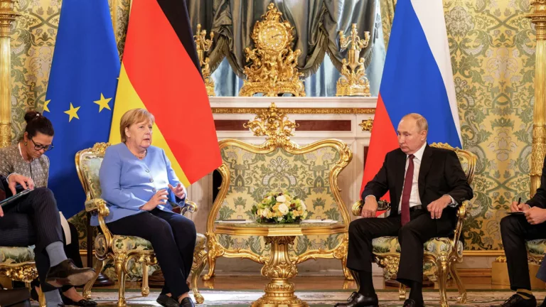 „Haben kein anderes Instrument“: Putin und Merkel diskutieren Minsker Abkommen bei Abschiedsgespräch