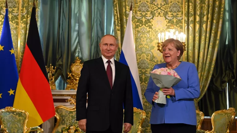 Merkel will nicht als eine Bundeskanzlerin, die Russland verloren hat, in die Geschichte eingehen
