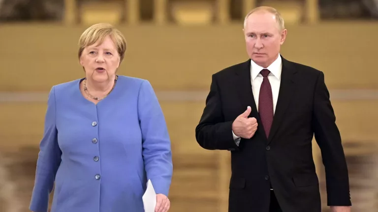 Nach etwa dreistündigen Gesprächen im Kreml: Putin lobt Dialog mit Merkel als konstruktiv und offen