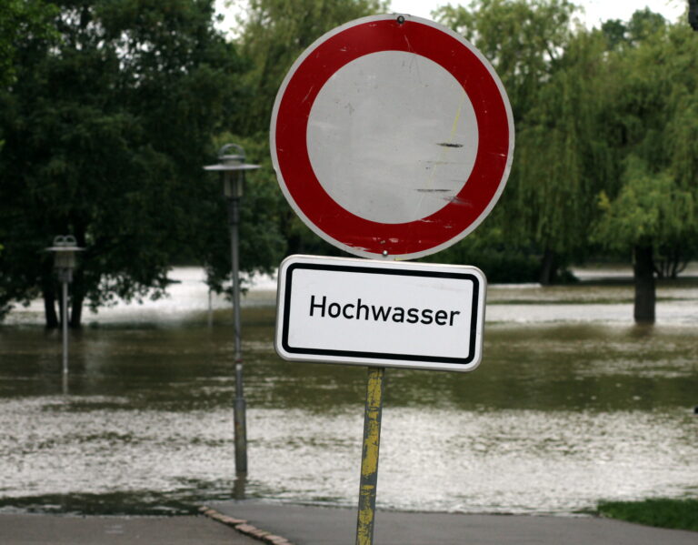 Laschet fordert Sondersitzung des Bundestages zu Fluthilfen