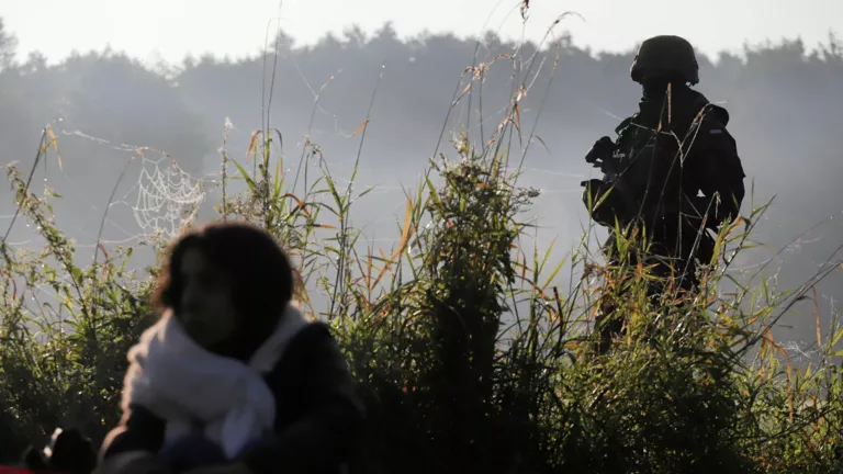 Tausende Migranten warten an Grenze: Polen wirft Lukaschenko Provokation von Migrationskrise vor