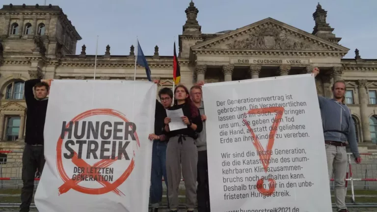 Klimaschützer im Hungerstreik vor Reichstag – Baerbock fordert Ende der Aktion