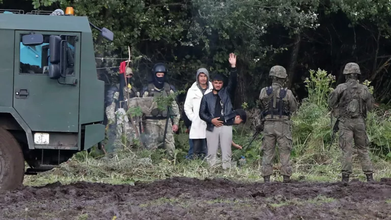 „Geht zurück nach Minsk!“: Polen warnt Migranten an seiner Grenze zu Belarus per SMS