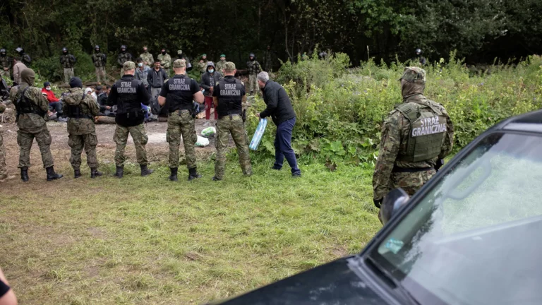 Migrantenkrise an polnisch-belarusischer Grenze: Warschau spricht von „Provokation“ mit Uniformen