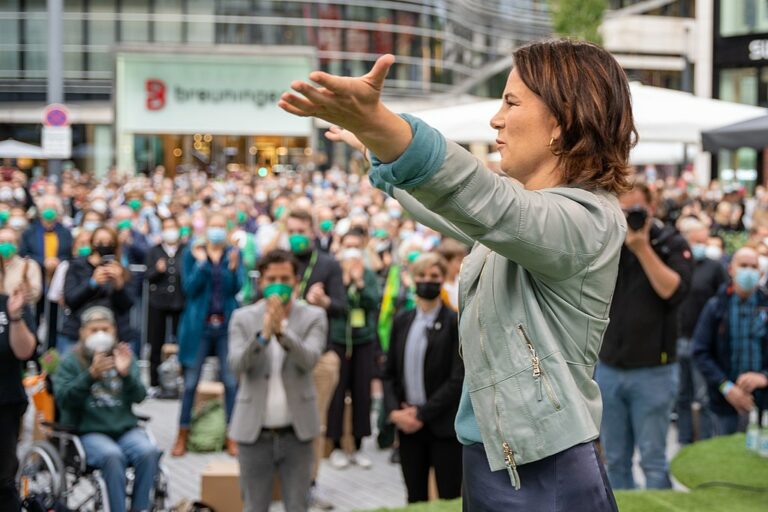 Nach „Rausschmiss von zwei Russen“: Medien feiern Baerbock für bestandene „Feuertaufe“