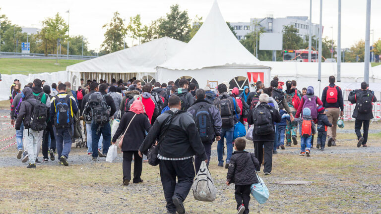 Migrationskrise: Polnische Sicherheitskräfte bringen Flüchtlingsgruppe von Grenze weg – Medien