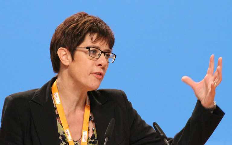 „Weg der Abschreckung“: AKK bringt Russland-Politik der Nato auf den Punkt