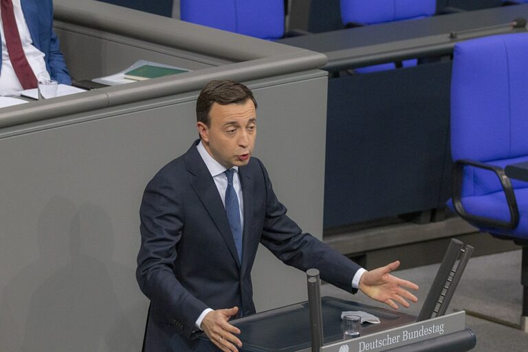 Seine Eltern wollten nach Deutschland – Jetzt wettert Paul Ziemiak gegen Migranten auf Belarus-Route