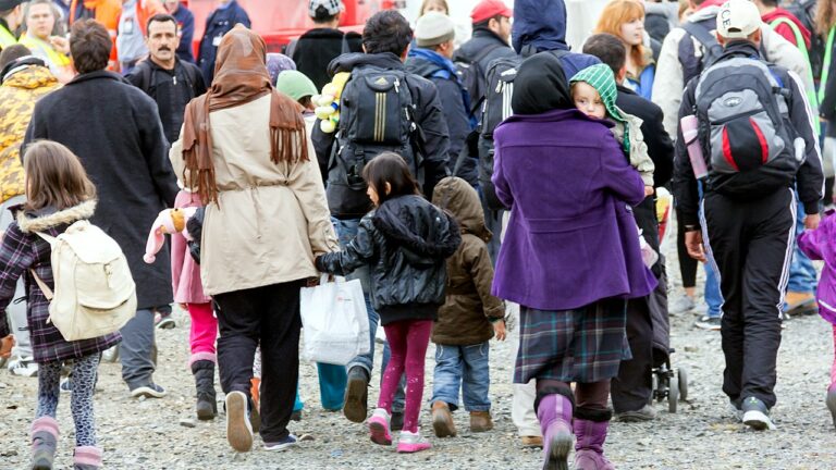 Russischer Diplomat warnt Europa vor Hunderttausenden afghanischen Flüchtlingen schon diesen Winter