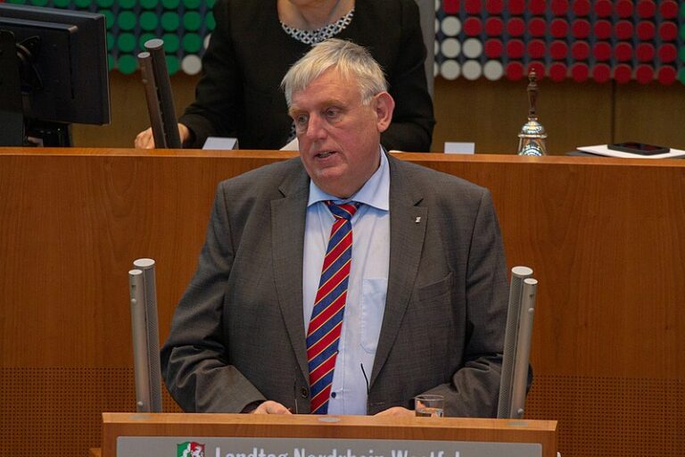 „Wie definiert man Inkompetenz?“: NRW-Gesundheitsminister macht sich mit Omikron-Äußerung lächerlich