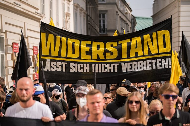 Tausende demonstrieren in Berlin gegen Corona-Impfpflicht
