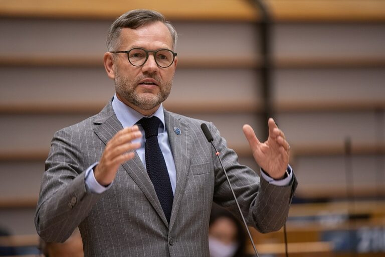 „Hat mit Säbelrasseln nichts zu tun“: SPD-Politiker Roth kritisiert Schröders Äußerungen zu Ukraine