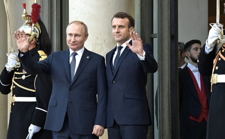 Lockere Atmosphäre zu Beginn der Gespräche zwischen Putin und Macron