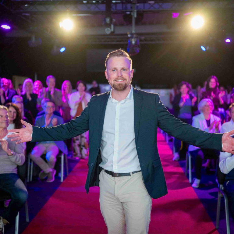 Vom Schweigen der Depression zum tosenden Applaus: Gelsenkirchener gewinnt Speaker Slam mit der bewegendsten Pause des Jahres